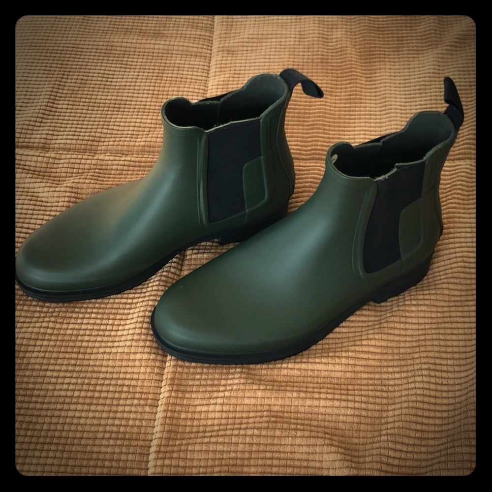 Hunter Chelsea Rain boots in olive green size 8